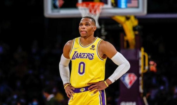 星空体育-【观察】被韦少砍下35分后 黄蜂突然不会打球了...