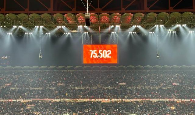 【现场】催眠大战米兰主动缴械，圣西罗万人嘘丰塞卡