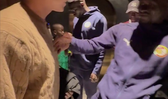 非常兴奋！马内见到昔日队友王楚热情拥抱，还与王楚妻子开玩笑